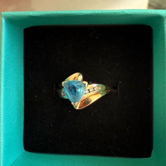 VINTAGE DESIGNER LGL 10K GOLD TRILLION CUT TOPAZ CREATED 
DIAMOND WAVE BAND
RING - Picture 5 of 9